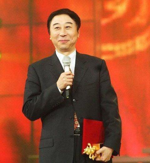 杨刚家庭背景,出身名门，砥砺前行，揭秘他的家族传奇与奋斗历程