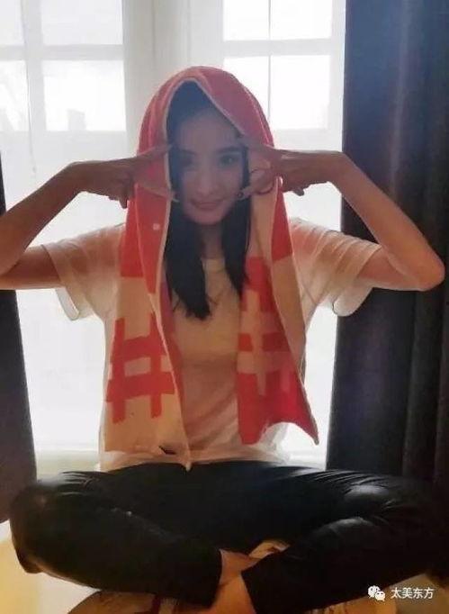 杨幂搞笑坐姿图片,姿势太“豪放”了！